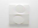 Due ovali bianchi con linea intermedia. 2009, Acrilico su tela sagomata. cm 80 x 80